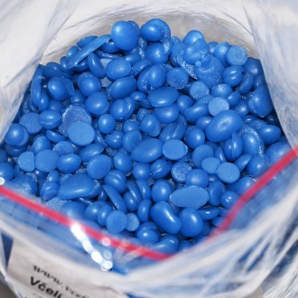 Wosk pszczeli - niebieskie granulki - 500 g